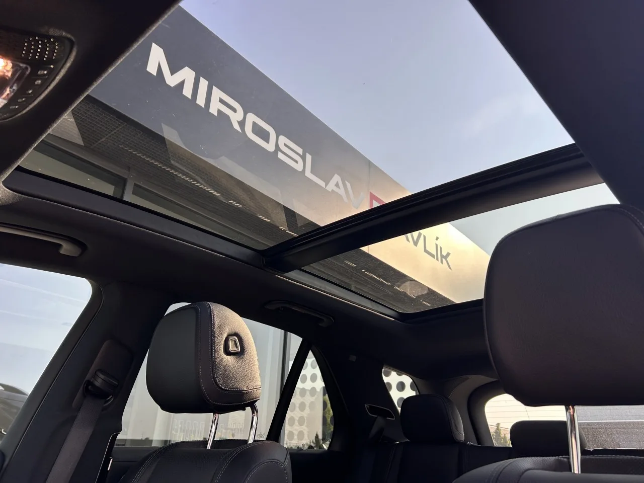 2025 Mercedes-Benz GLE 450 d 4MATIC, AMG Line and Night package proposée par un concessionnaire spécialisé à Písek, Tchéquie, photo 24 sur 29