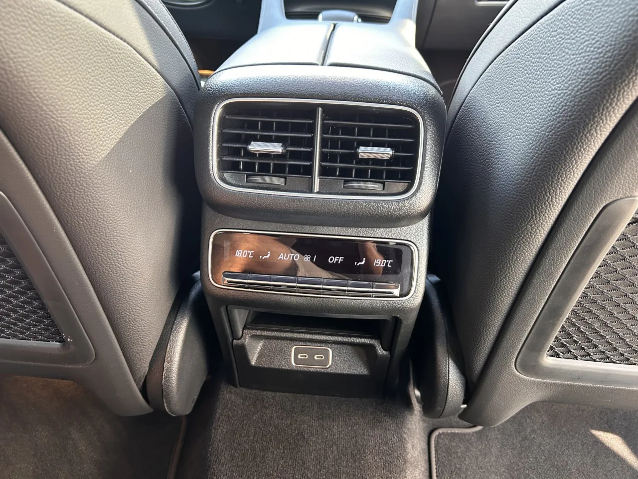 2025 Mercedes-Benz GLE 450 d 4MATIC, AMG Line and Night package proposée par un concessionnaire spécialisé à Písek, Tchéquie, photo 26 sur 29