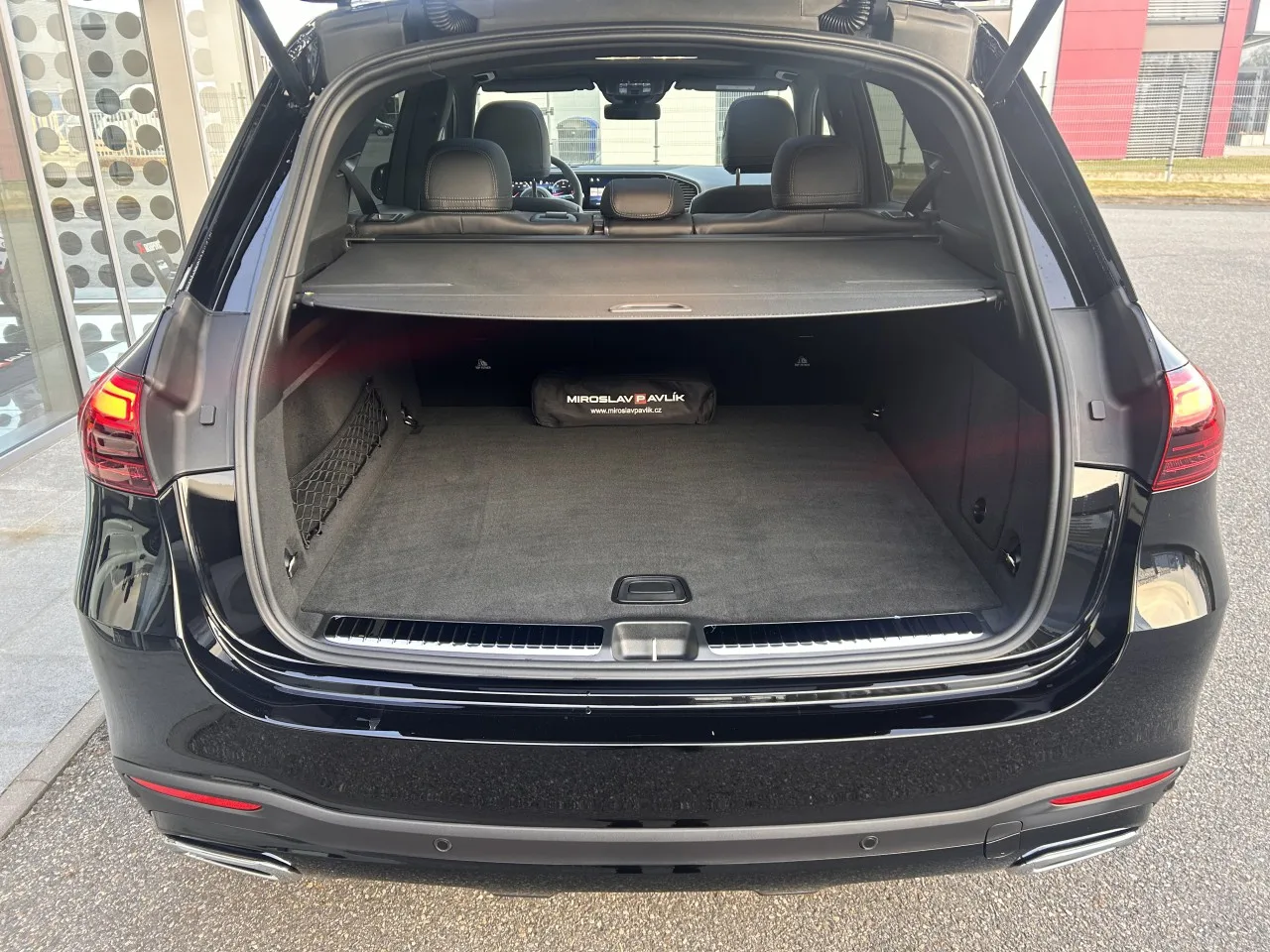 2025 Mercedes-Benz GLE 450 d 4MATIC, AMG Line and Night package proposée par un concessionnaire spécialisé à Písek, Tchéquie, photo 28 sur 29