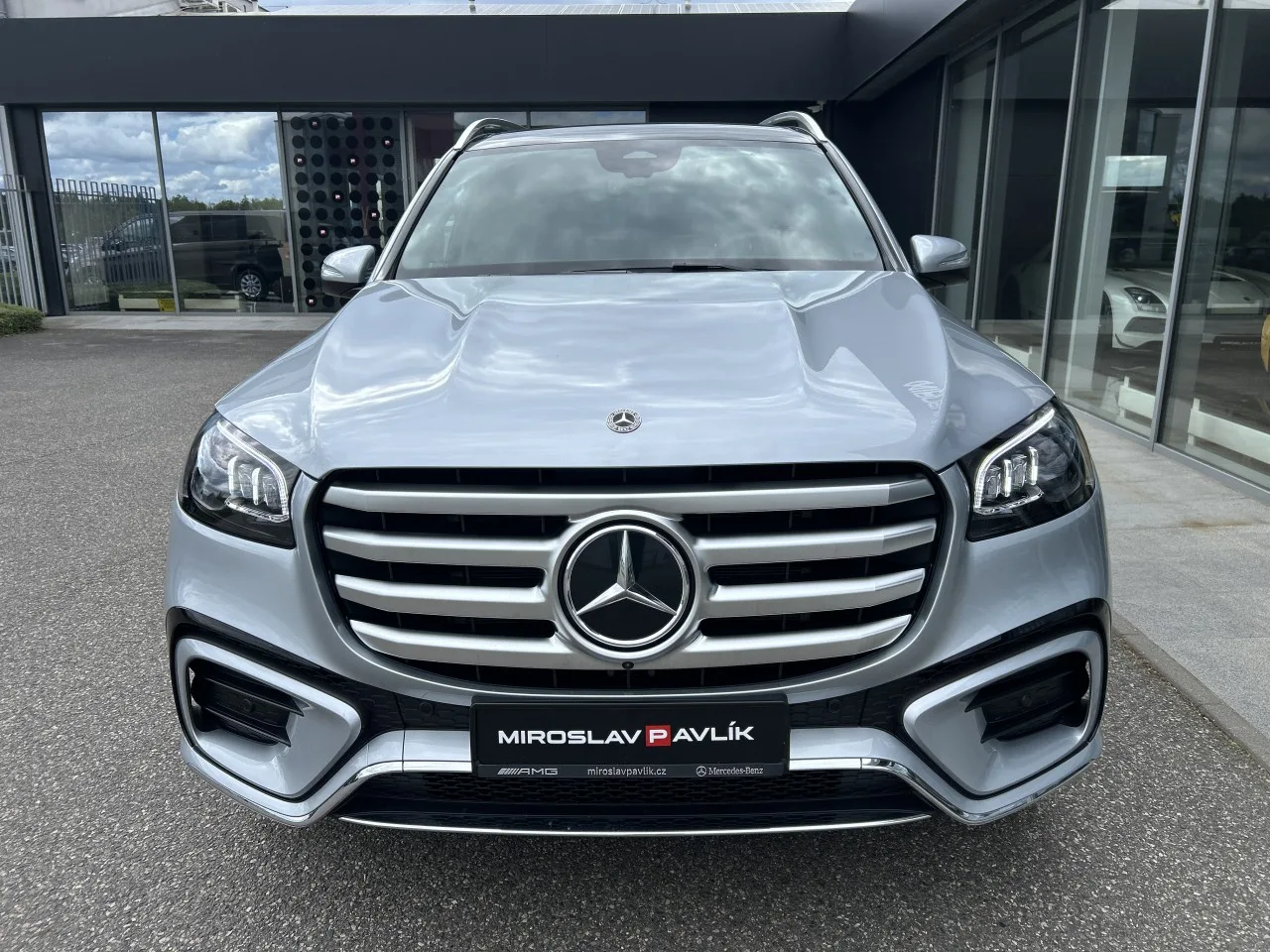2025 Mercedes-Benz GLS 450 d 4MATIC, AMG Line proposée par un concessionnaire spécialisé à Písek, Tchéquie, photo 2 sur 40