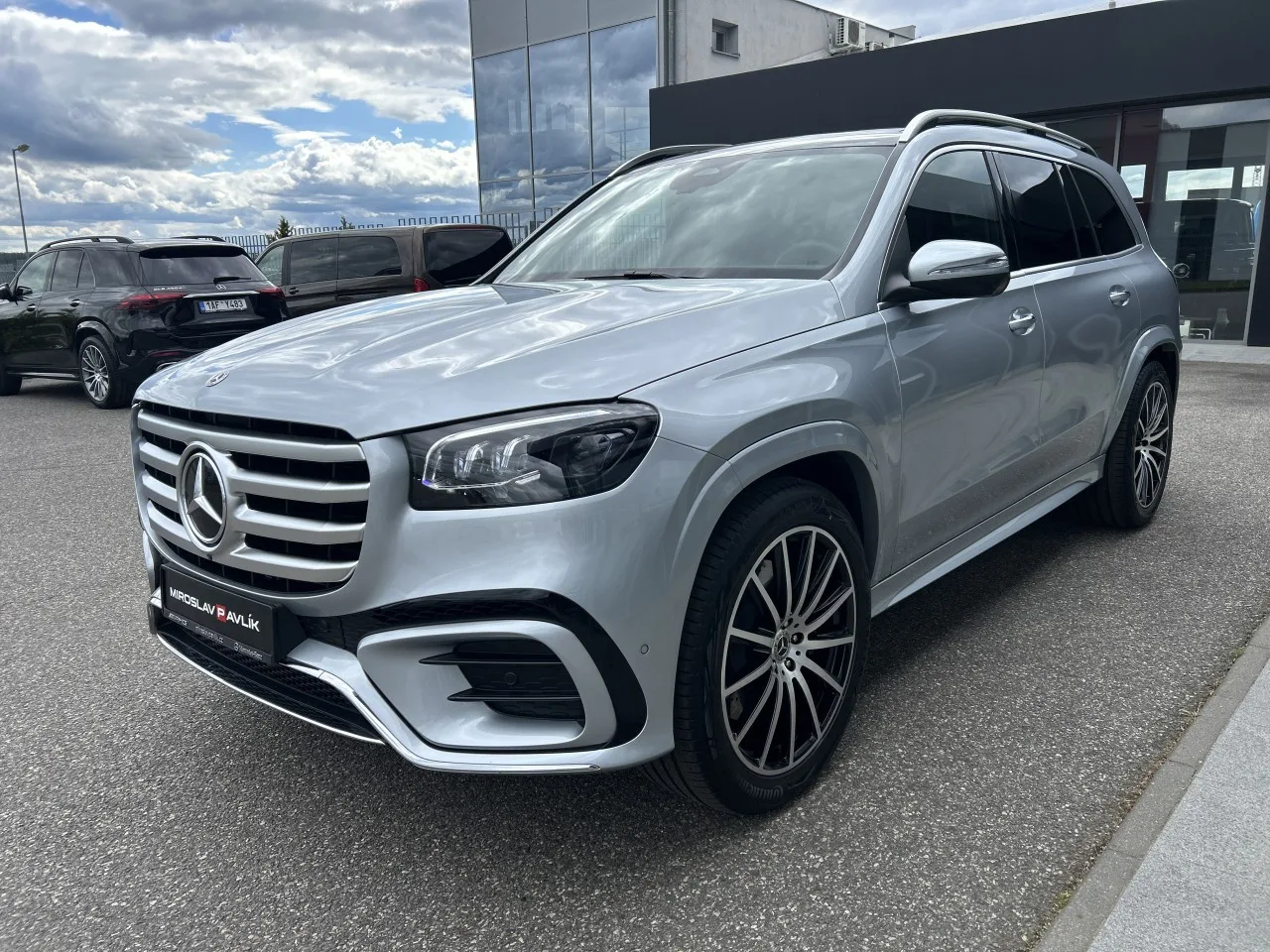 2025 Mercedes-Benz GLS 450 d 4MATIC, AMG Line proposée par un concessionnaire spécialisé à Písek, Tchéquie, photo 3 sur 40