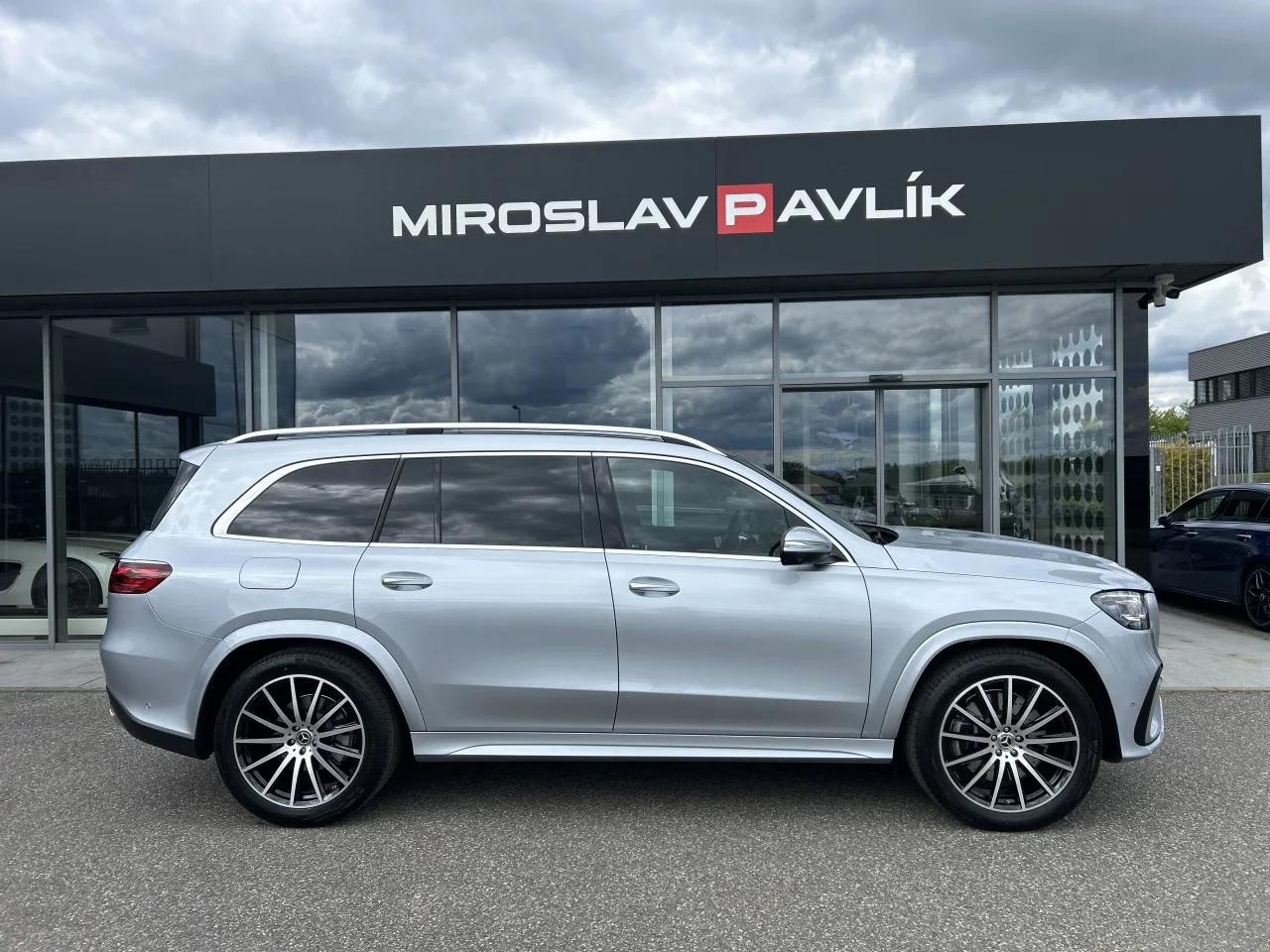 2025 Mercedes-Benz GLS 450 d 4MATIC, AMG Line proposée par un concessionnaire spécialisé à Písek, Tchéquie, photo 4 sur 40