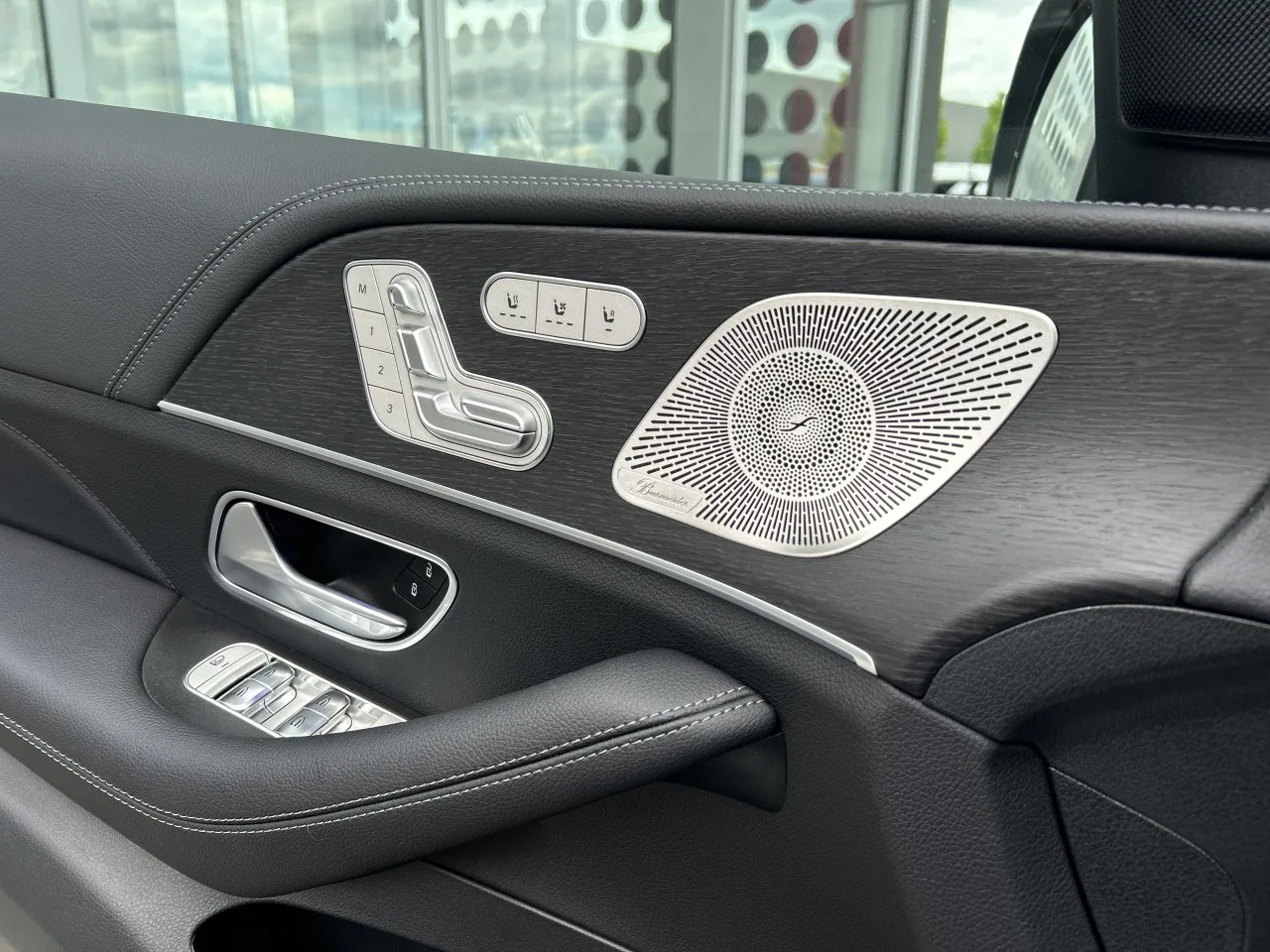 2025 Mercedes-Benz GLS 450 d 4MATIC, AMG Line proposée par un concessionnaire spécialisé à Písek, Tchéquie, photo 21 sur 40
