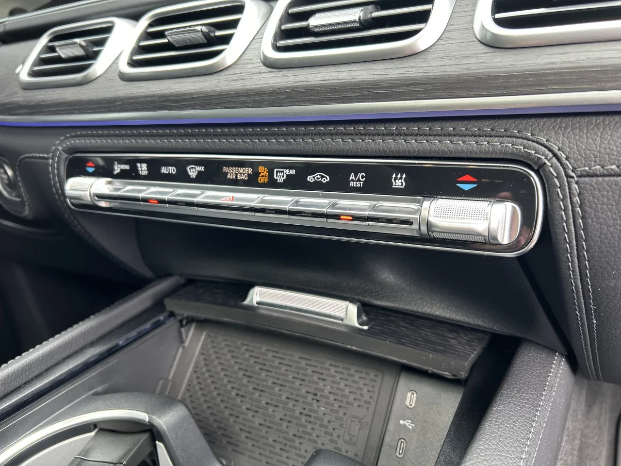 2025 Mercedes-Benz GLS 450 d 4MATIC, AMG Line proposée par un concessionnaire spécialisé à Písek, Tchéquie, photo 23 sur 40