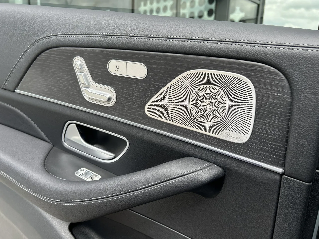 2025 Mercedes-Benz GLS 450 d 4MATIC, AMG Line proposée par un concessionnaire spécialisé à Písek, Tchéquie, photo 30 sur 40