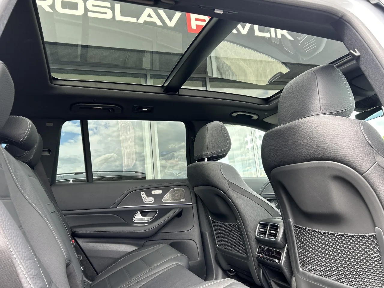 2025 Mercedes-Benz GLS 450 d 4MATIC, AMG Line proposée par un concessionnaire spécialisé à Písek, Tchéquie, photo 32 sur 40