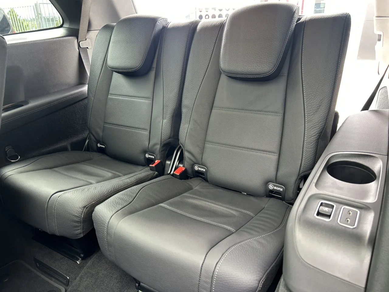 2025 Mercedes-Benz GLS 450 d 4MATIC, AMG Line proposée par un concessionnaire spécialisé à Písek, Tchéquie, photo 34 sur 40