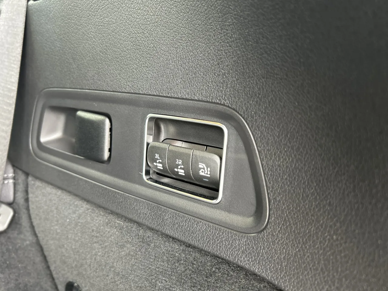 2025 Mercedes-Benz GLS 450 d 4MATIC, AMG Line proposée par un concessionnaire spécialisé à Písek, Tchéquie, photo 37 sur 40