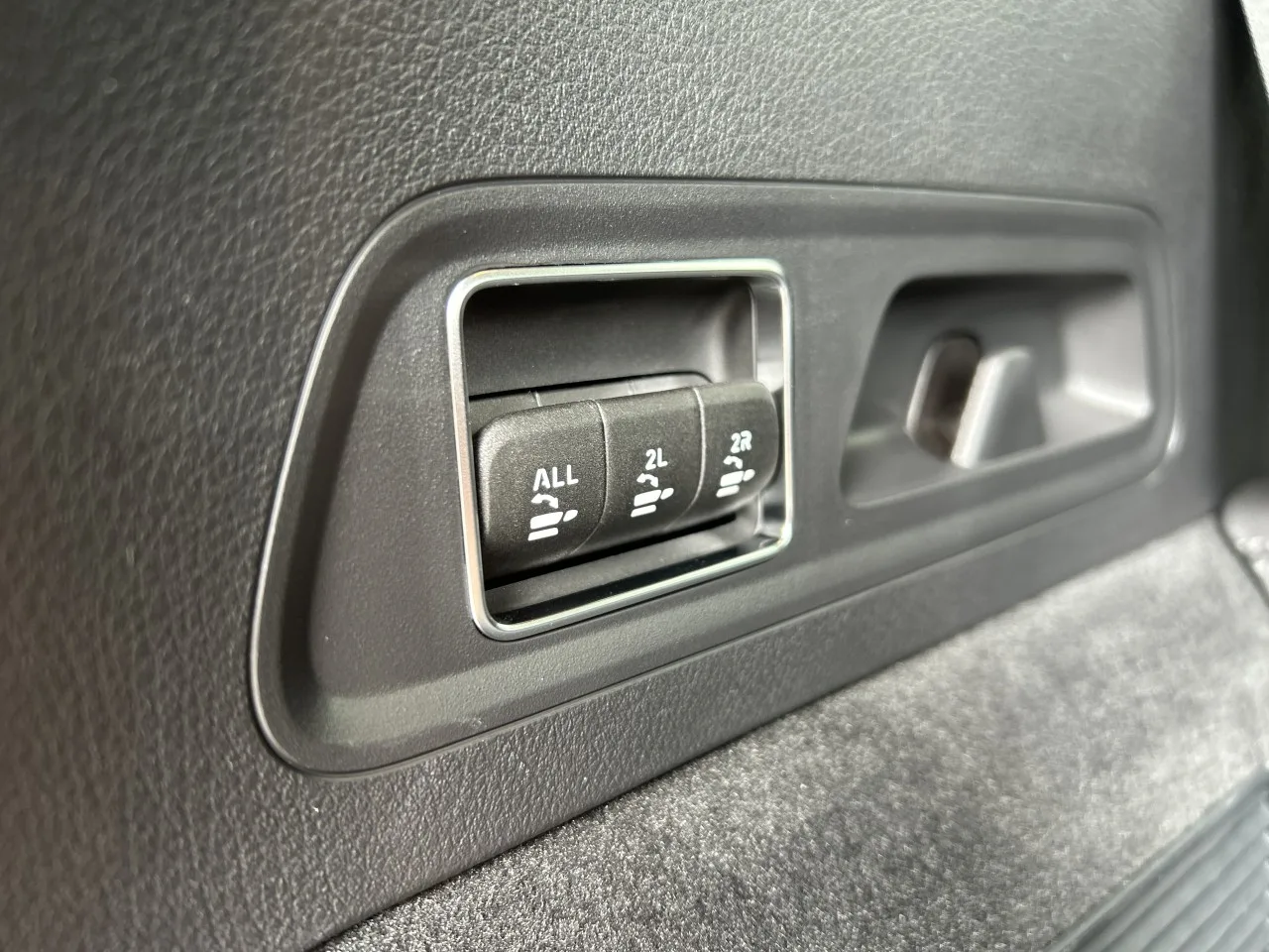 2025 Mercedes-Benz GLS 450 d 4MATIC, AMG Line proposée par un concessionnaire spécialisé à Písek, Tchéquie, photo 38 sur 40