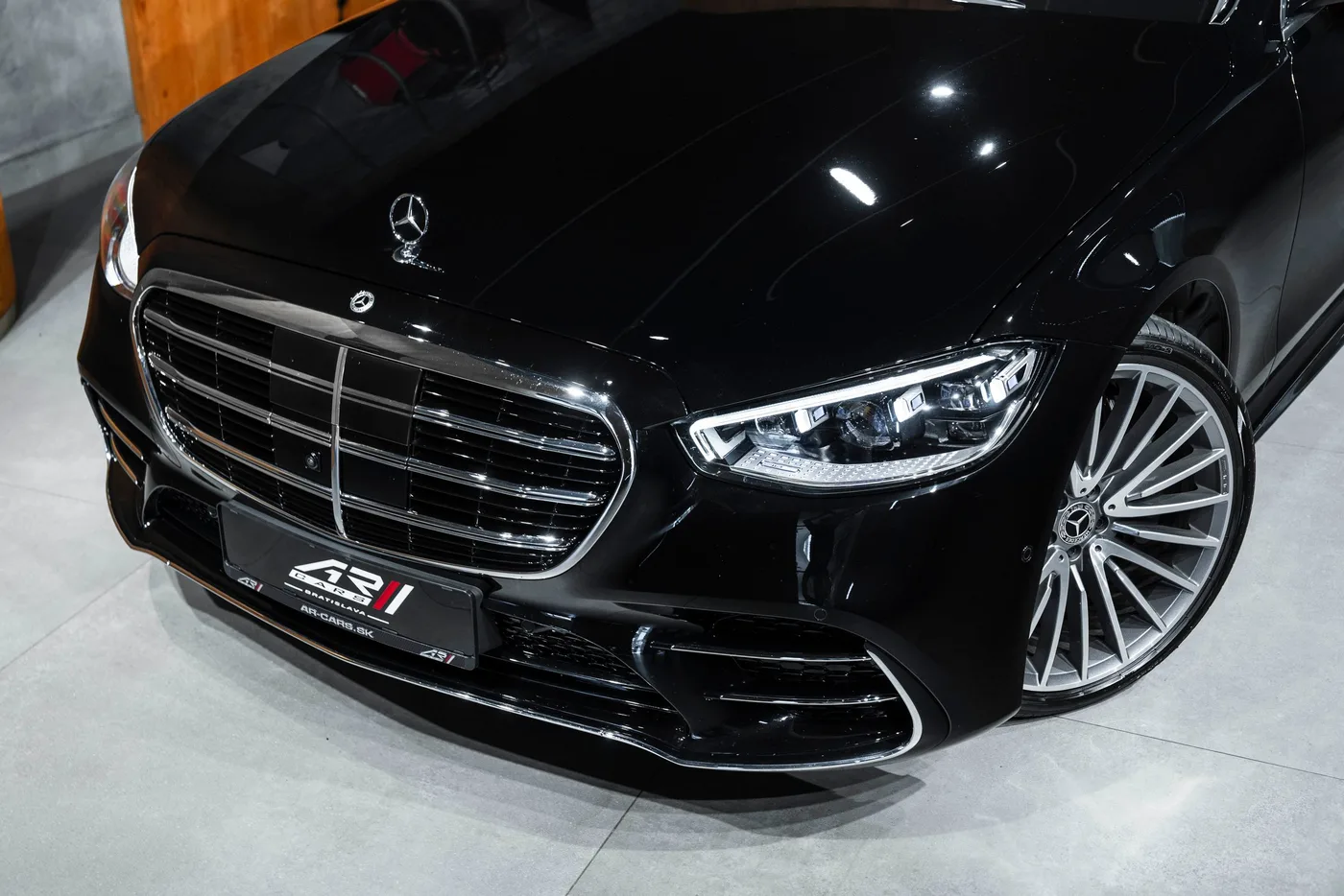 2025 Mercedes-Benz S 450 4MATIC, long offered by a specialist dealer in Bratislava, Slovakia, photo 4 of 15