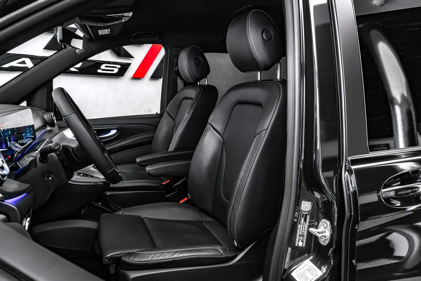 2025 Mercedes-Benz V 300 d 4MATIC, Exclusive, long offered by a specialist dealer in Ostrava, Czechia, photo 13 of 15