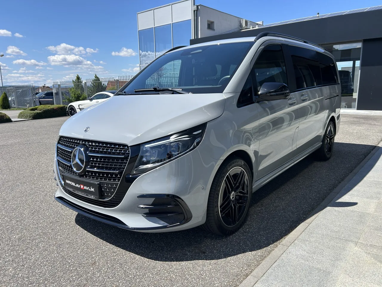 2025 Mercedes-Benz V 300 d 4MATIC, Exclusive, long, AMG Line offered by a specialist dealer in Písek, Czechia, photo 2 of 37