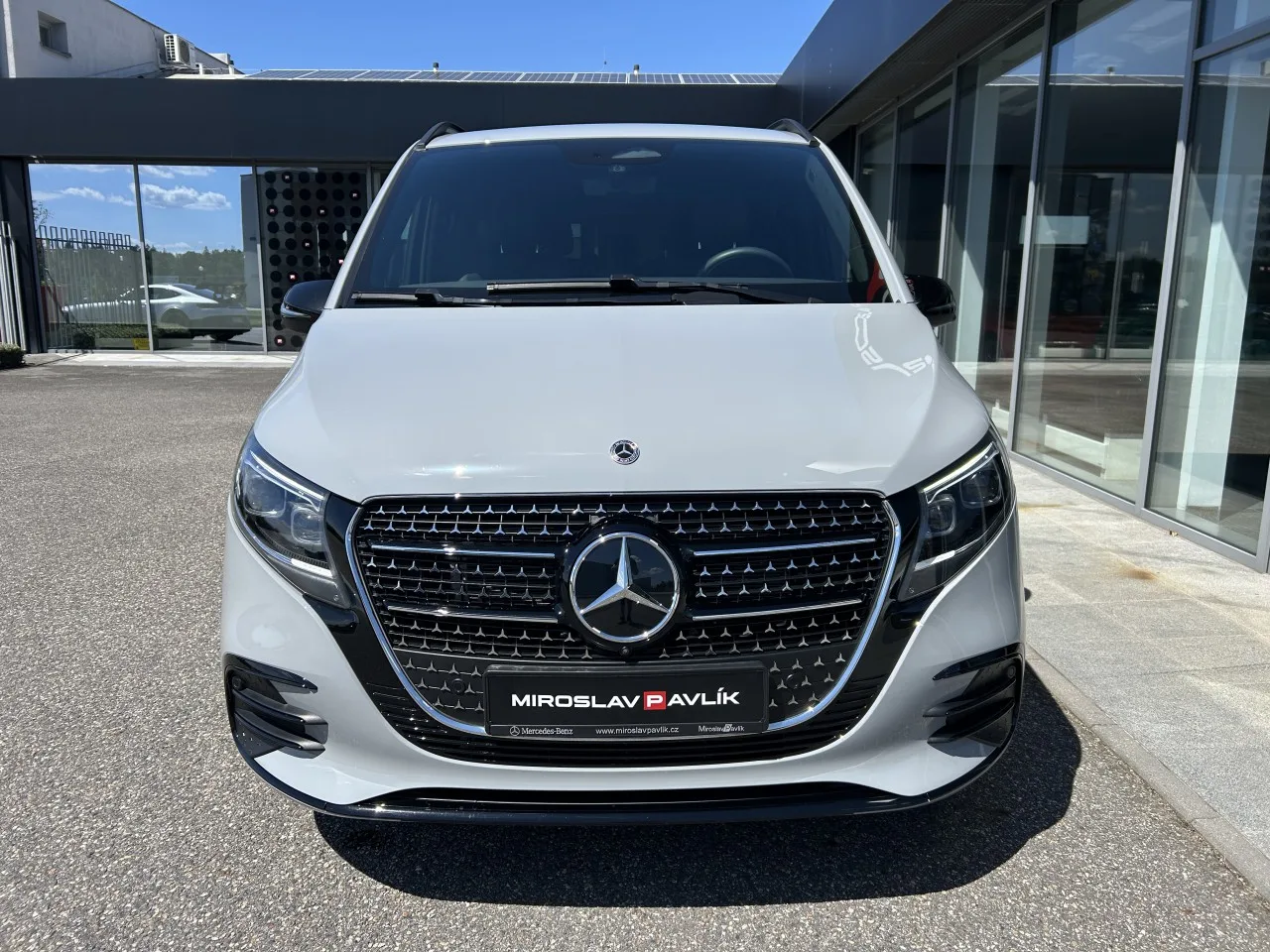 2025 Mercedes-Benz V 300 d 4MATIC, Exclusive, long, AMG Line offered by a specialist dealer in Písek, Czechia, photo 3 of 37