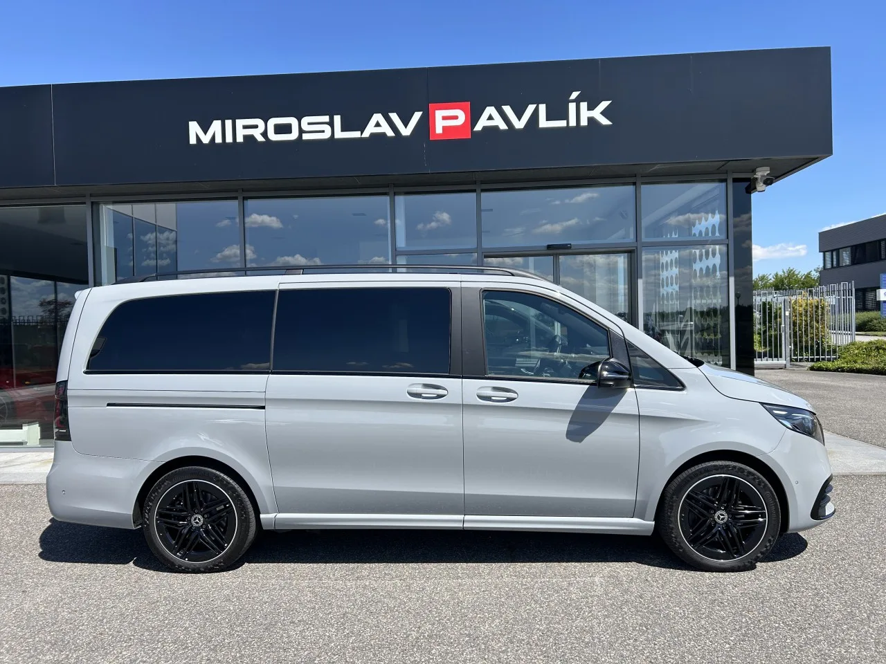 2025 Mercedes-Benz V 300 d 4MATIC, Exclusive, long, AMG Line offered by a specialist dealer in Písek, Czechia, photo 4 of 37