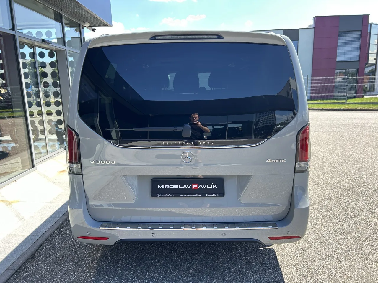 2025 Mercedes-Benz V 300 d 4MATIC, Exclusive, long, AMG Line offered by a specialist dealer in Písek, Czechia, photo 6 of 37