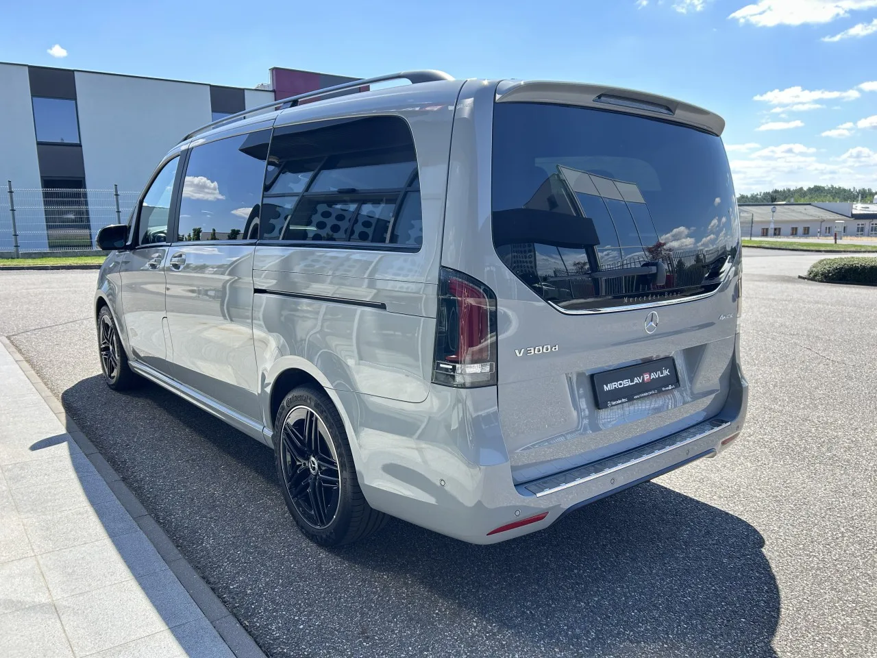 2025 Mercedes-Benz V 300 d 4MATIC, Exclusive, long, AMG Line offered by a specialist dealer in Písek, Czechia, photo 7 of 37