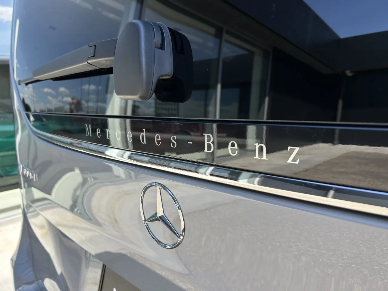 2025 Mercedes-Benz V 300 d 4MATIC, Exclusive, long, AMG Line offered by a specialist dealer in Písek, Czechia, photo 9 of 37