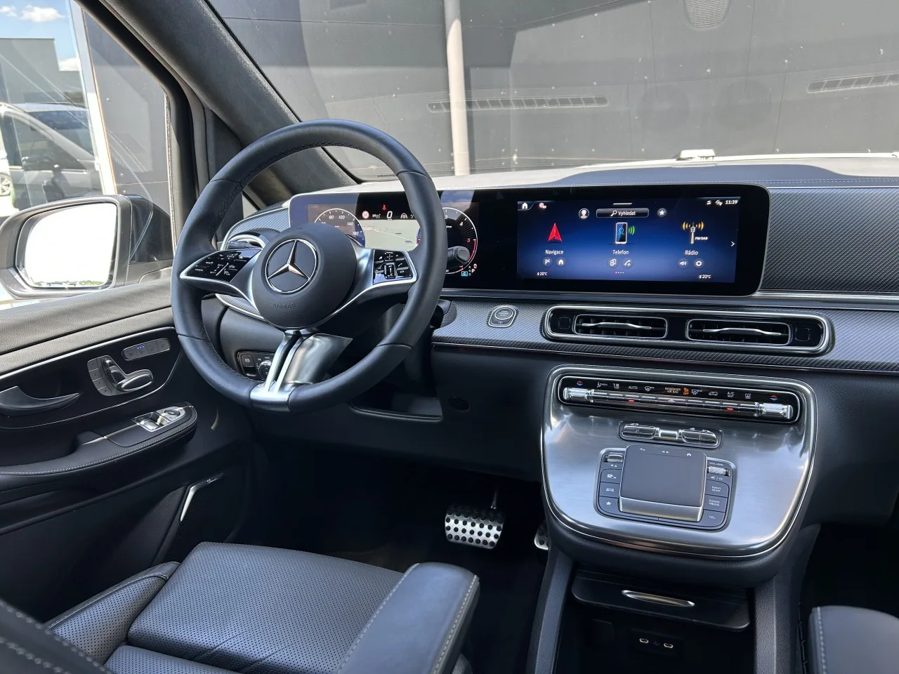 2025 Mercedes-Benz V 300 d 4MATIC, Exclusive, long, AMG Line offered by a specialist dealer in Písek, Czechia, photo 10 of 37