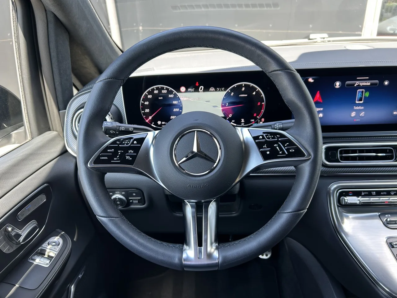 2025 Mercedes-Benz V 300 d 4MATIC, Exclusive, long, AMG Line offered by a specialist dealer in Písek, Czechia, photo 11 of 37