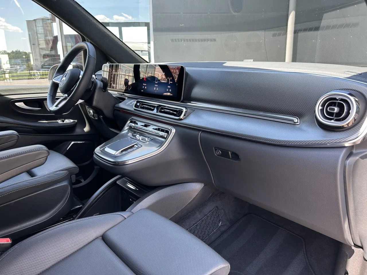 2025 Mercedes-Benz V 300 d 4MATIC, Exclusive, long, AMG Line offered by a specialist dealer in Písek, Czechia, photo 12 of 37