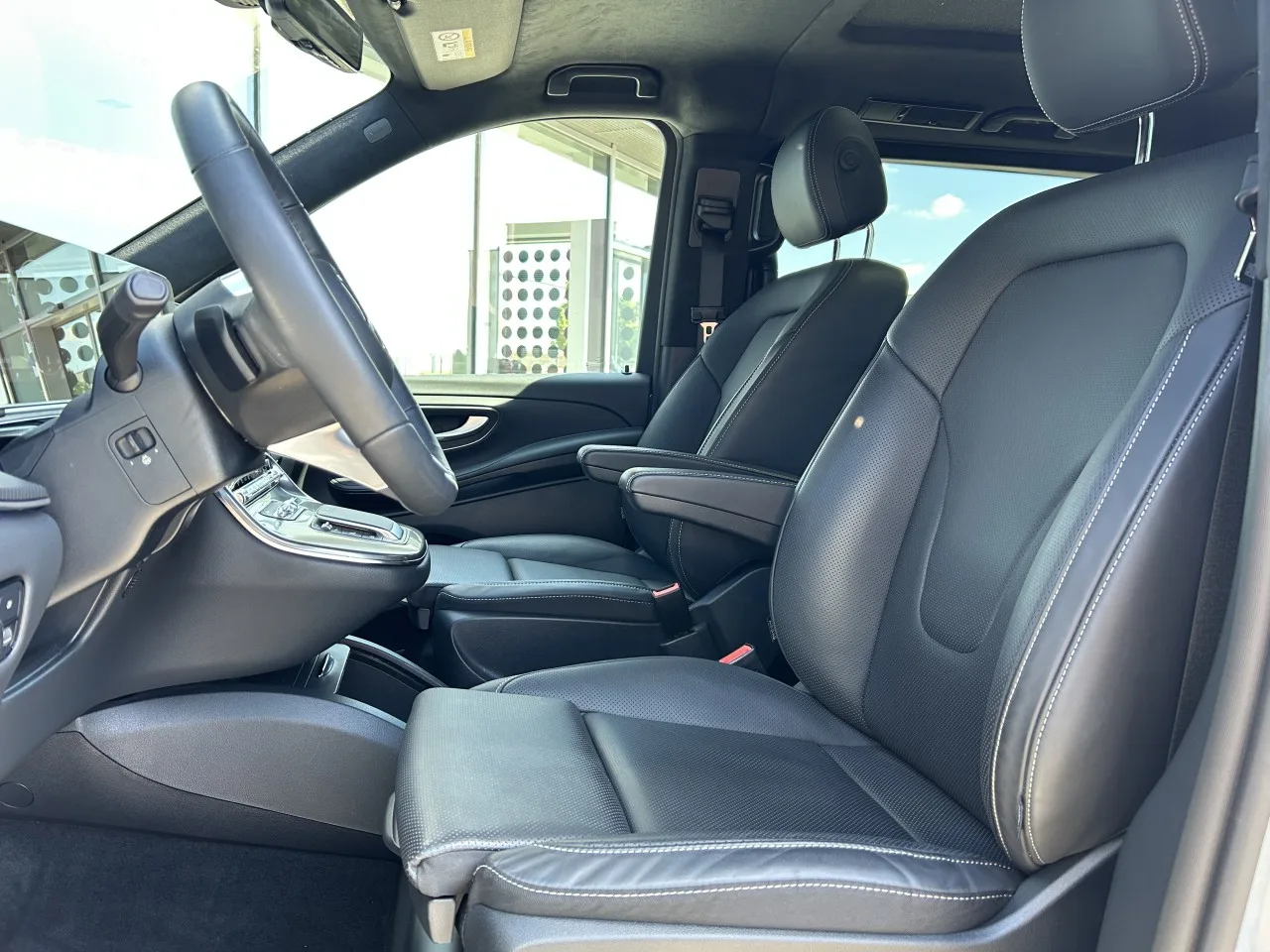 2025 Mercedes-Benz V 300 d 4MATIC, Exclusive, long, AMG Line offered by a specialist dealer in Písek, Czechia, photo 13 of 37