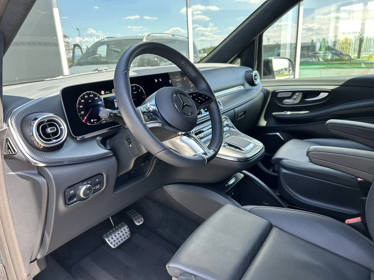 2025 Mercedes-Benz V 300 d 4MATIC, Exclusive, long, AMG Line offered by a specialist dealer in Písek, Czechia, photo 14 of 37