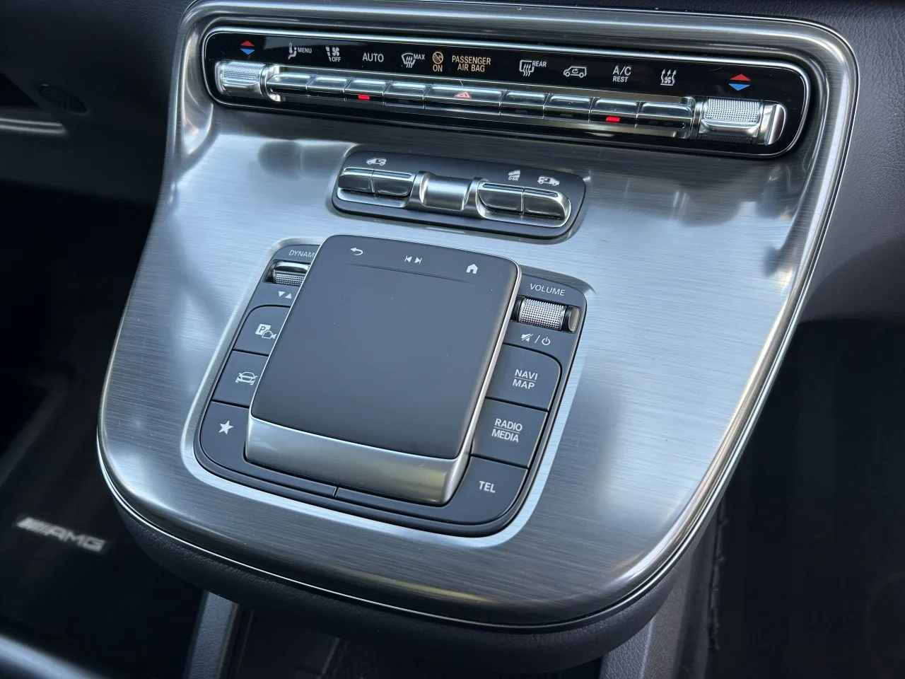2025 Mercedes-Benz V 300 d 4MATIC, Exclusive, long, AMG Line offered by a specialist dealer in Písek, Czechia, photo 21 of 37