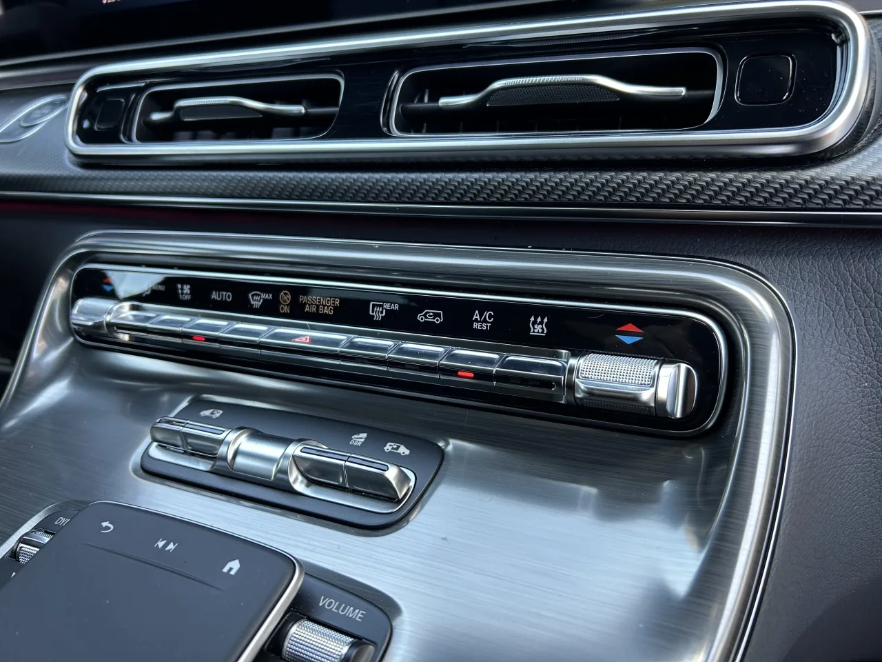 2025 Mercedes-Benz V 300 d 4MATIC, Exclusive, long, AMG Line offered by a specialist dealer in Písek, Czechia, photo 22 of 37