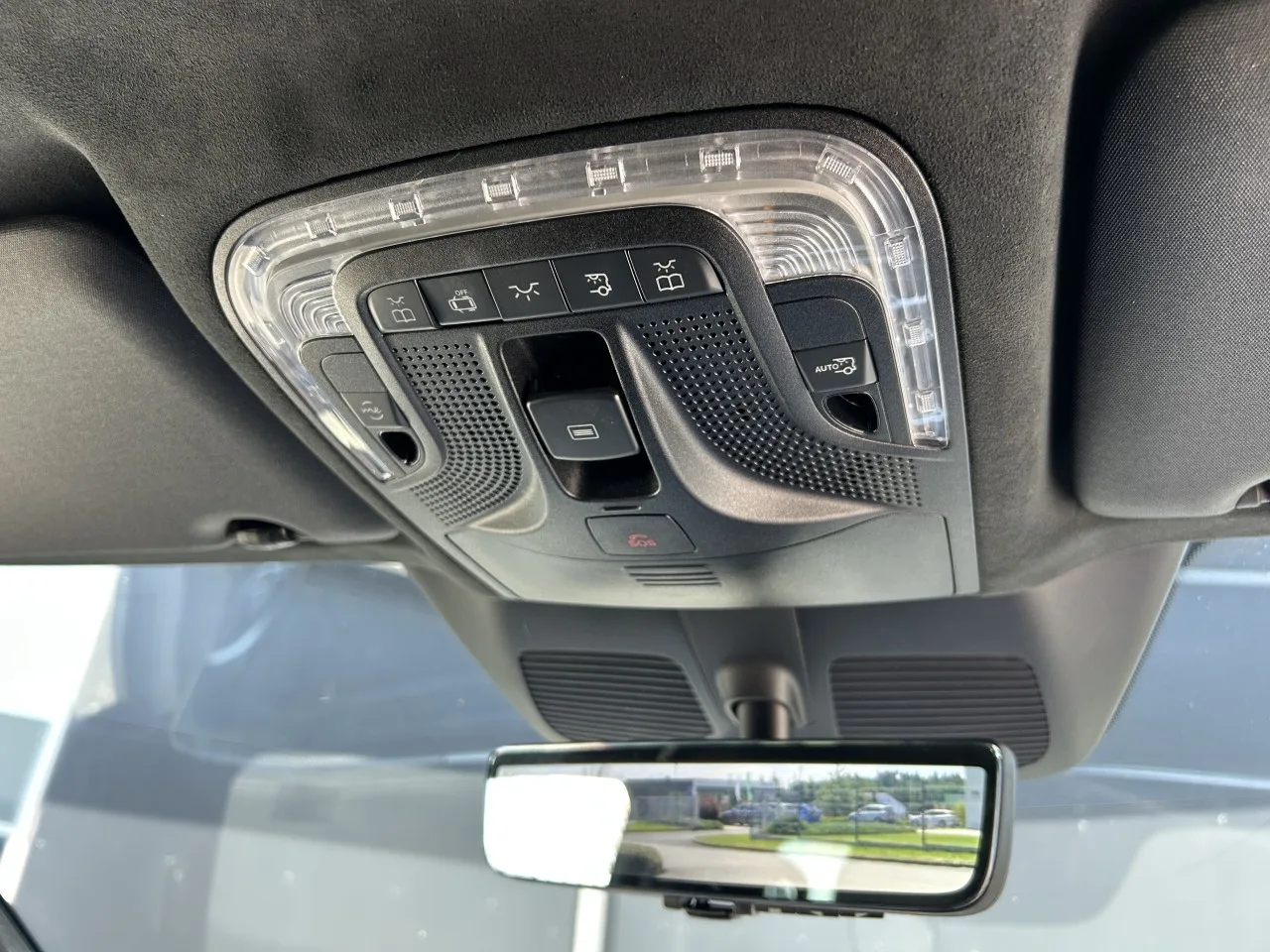 2025 Mercedes-Benz V 300 d 4MATIC, Exclusive, long, AMG Line offered by a specialist dealer in Písek, Czechia, photo 24 of 37