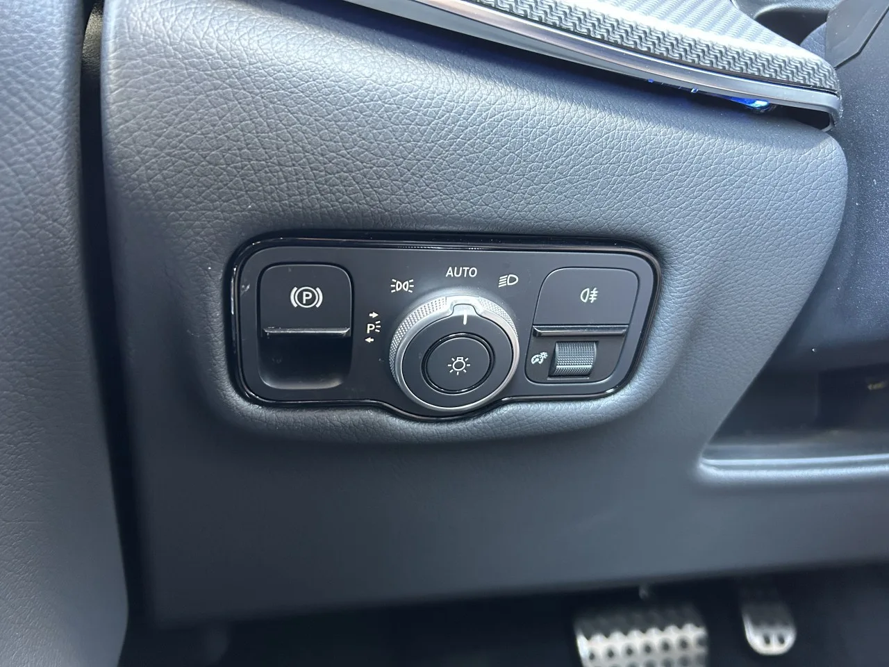 2025 Mercedes-Benz V 300 d 4MATIC, Exclusive, long, AMG Line offered by a specialist dealer in Písek, Czechia, photo 26 of 37