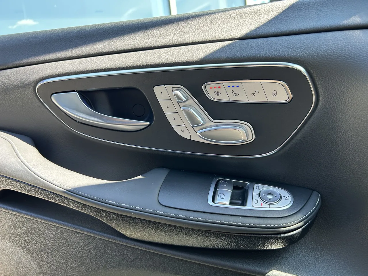 2025 Mercedes-Benz V 300 d 4MATIC, Exclusive, long, AMG Line offered by a specialist dealer in Písek, Czechia, photo 27 of 37