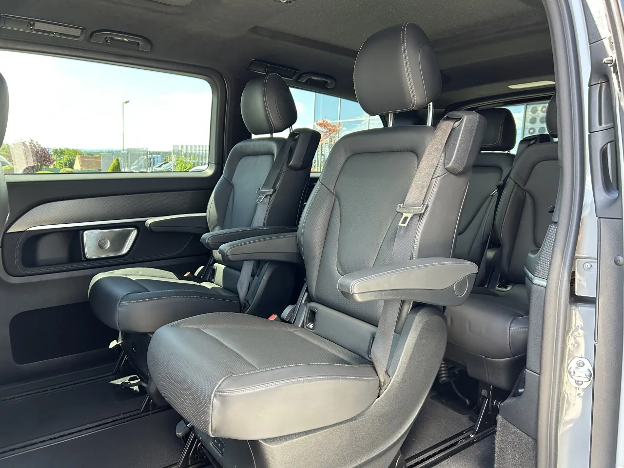 2025 Mercedes-Benz V 300 d 4MATIC, Exclusive, long, AMG Line offered by a specialist dealer in Písek, Czechia, photo 28 of 37