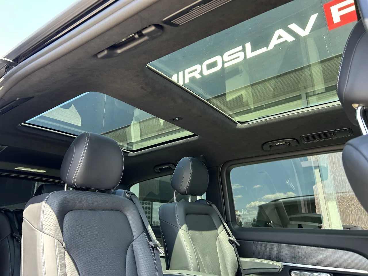 2025 Mercedes-Benz V 300 d 4MATIC, Exclusive, long, AMG Line offered by a specialist dealer in Písek, Czechia, photo 31 of 37