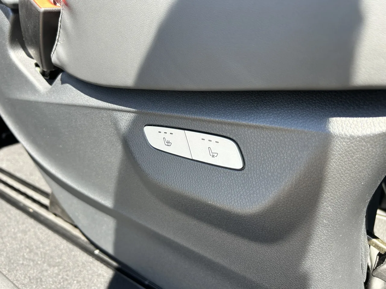 2025 Mercedes-Benz V 300 d 4MATIC, Exclusive, long, AMG Line offered by a specialist dealer in Písek, Czechia, photo 33 of 37