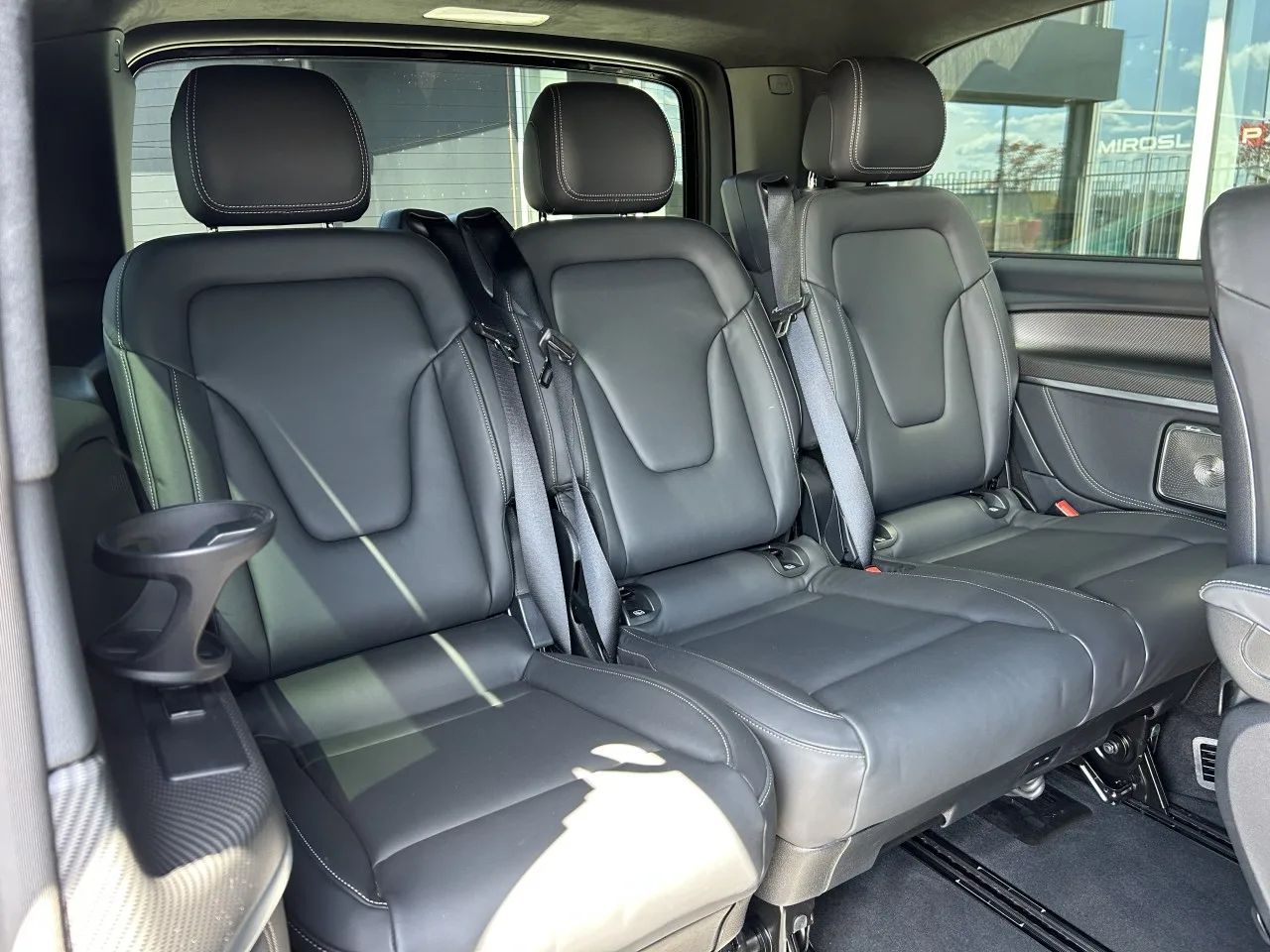 2025 Mercedes-Benz V 300 d 4MATIC, Exclusive, long, AMG Line offered by a specialist dealer in Písek, Czechia, photo 35 of 37