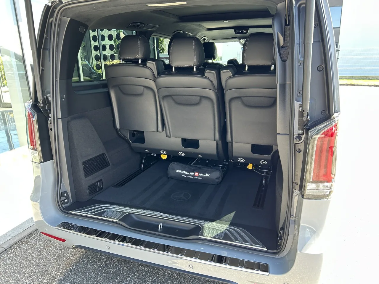2025 Mercedes-Benz V 300 d 4MATIC, Exclusive, long, AMG Line offered by a specialist dealer in Písek, Czechia, photo 36 of 37