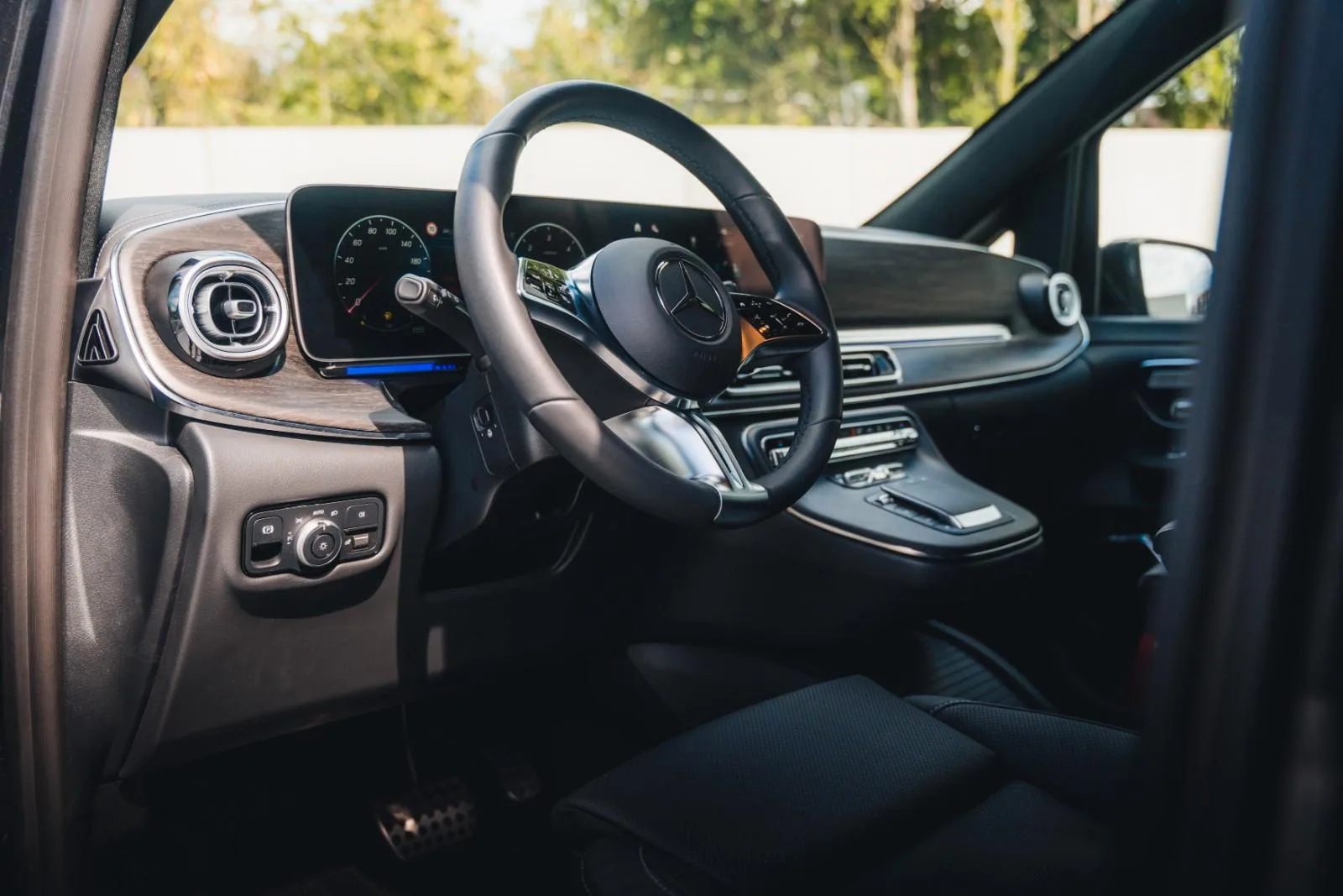 2025 Mercedes-Benz V 300 d 4MATIC, Avantgarde, AMG Line, 10/29