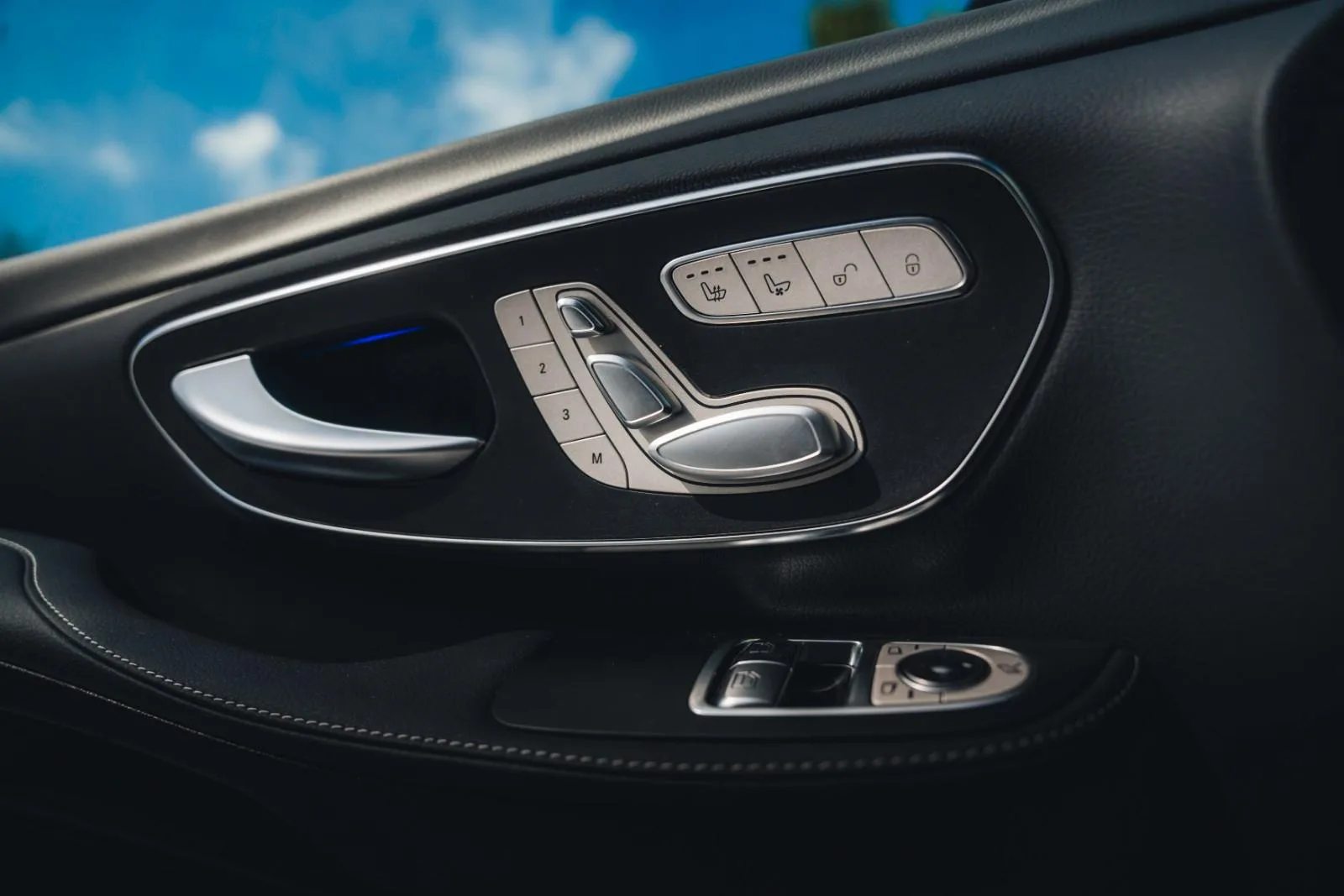 2025 Mercedes-Benz V 300 d 4MATIC, Avantgarde, AMG Line, 17/29