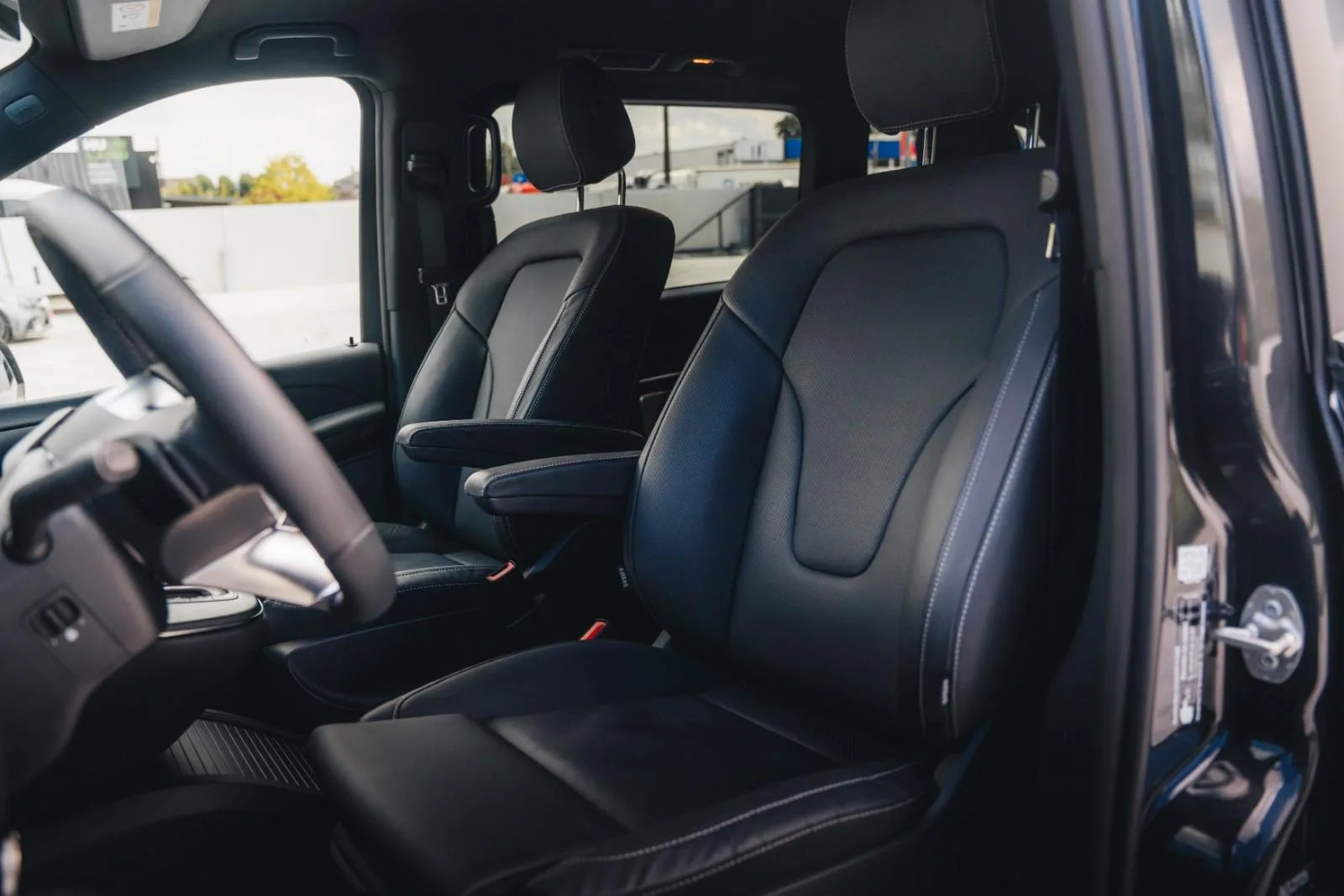 2025 Mercedes-Benz V 300 d 4MATIC, Avantgarde, AMG Line, 19/29