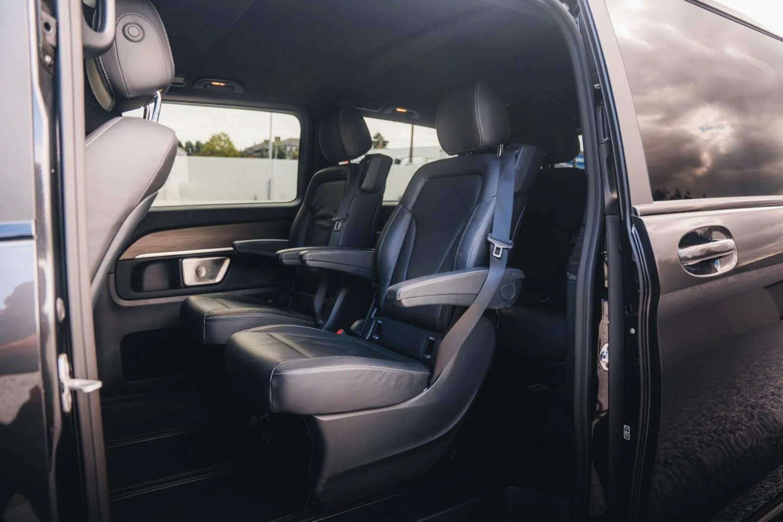 2025 Mercedes-Benz V 300 d 4MATIC, Avantgarde, AMG Line, 22/29