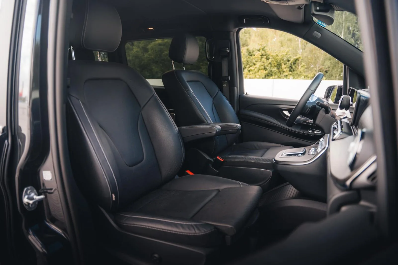 2025 Mercedes-Benz V 300 d 4MATIC, Avantgarde, AMG Line, 25/29
