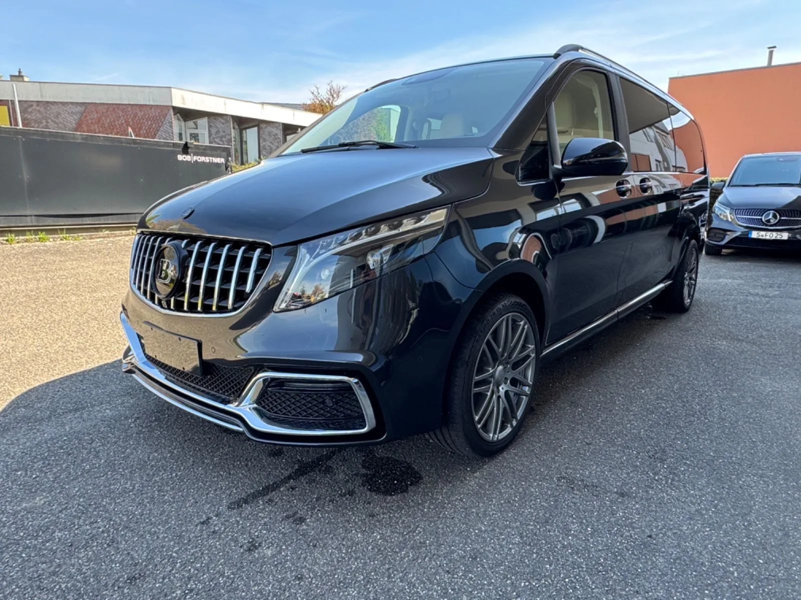 2025 Mercedes-Benz V 300 d 4MATIC, Avantgarde Edition, extra-long, BRABUS angeboten von einem Fachhändler in Stuttgart, Deutschland, Hauptfoto