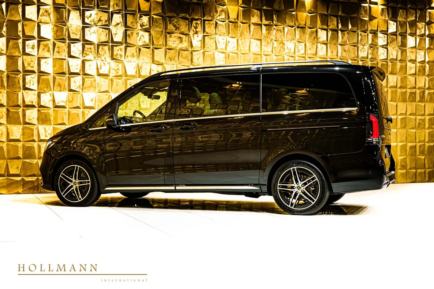 2025 Mercedes-Benz V 300 d 4MATIC, Exclusive Line, long, facelift offered by a specialist dealer in Stuhr, Germany, photo 4 of 8