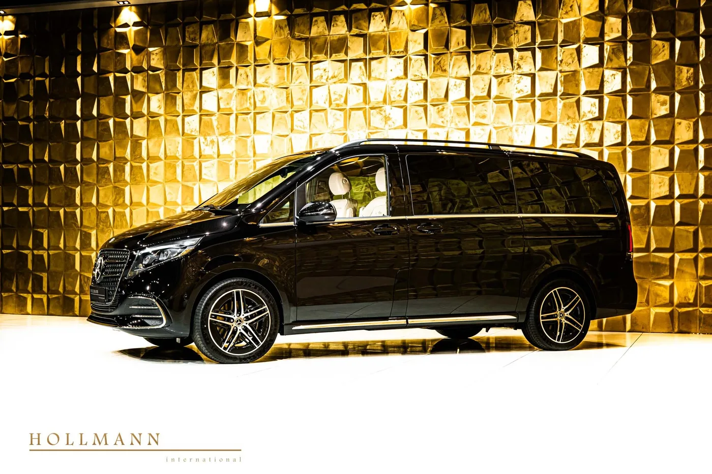 2025 Mercedes-Benz V 300 d 4MATIC, Exclusive Line, long, facelift offered by a specialist dealer in Stuhr, Germany, photo 5 of 8