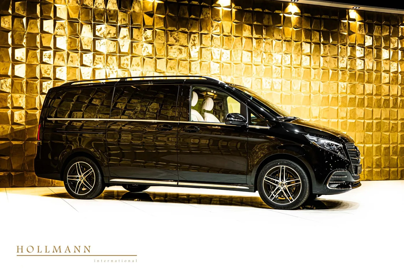 2025 Mercedes-Benz V 300 d 4MATIC, Exclusive Line, long, facelift offered by a specialist dealer in Stuhr, Germany, photo 7 of 8