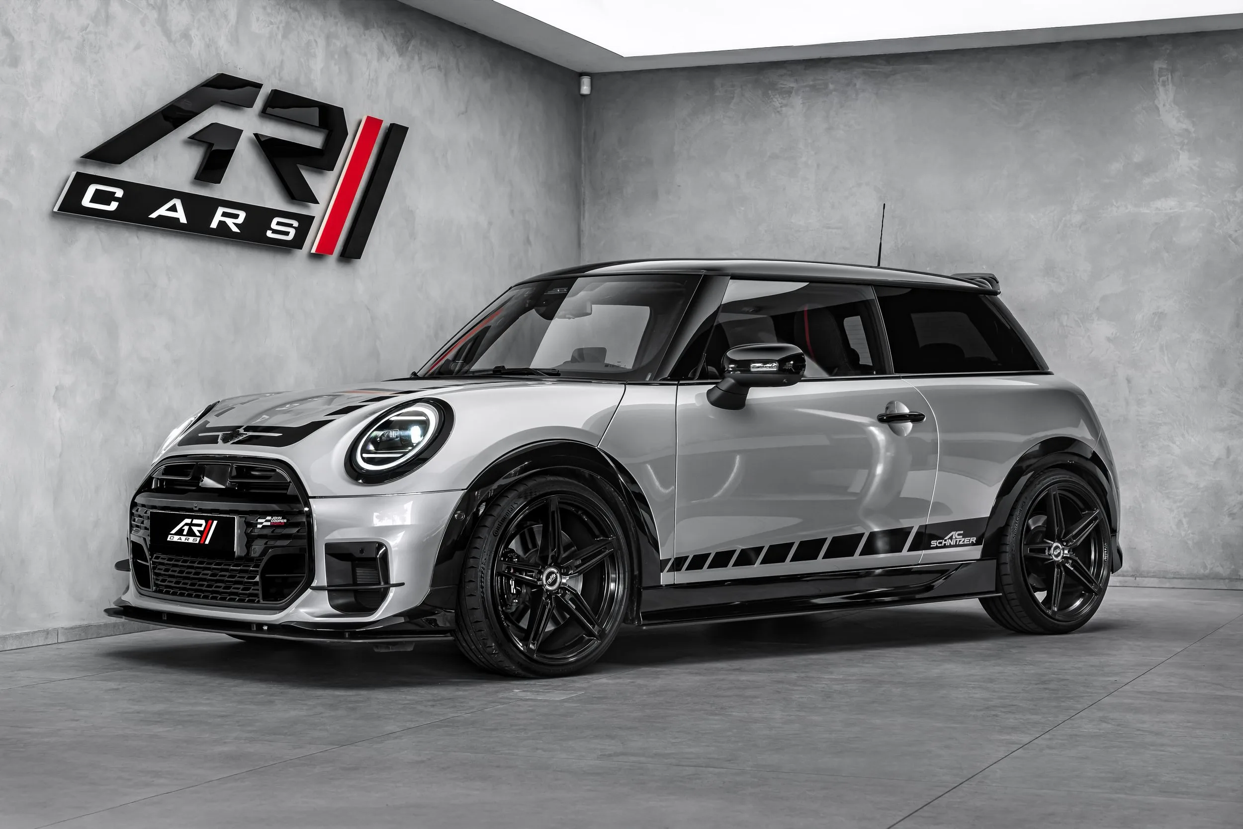 2025 MINI Cooper S proposée par un concessionnaire spécialisé à Ostrava, Tchéquie, photo principale