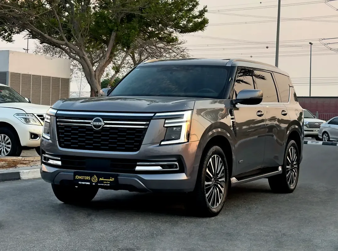 2025 Nissan Patrol angeboten von einem Spezialhändler in Dubai, Vereinigte Arabische Emirate, Hauptfoto