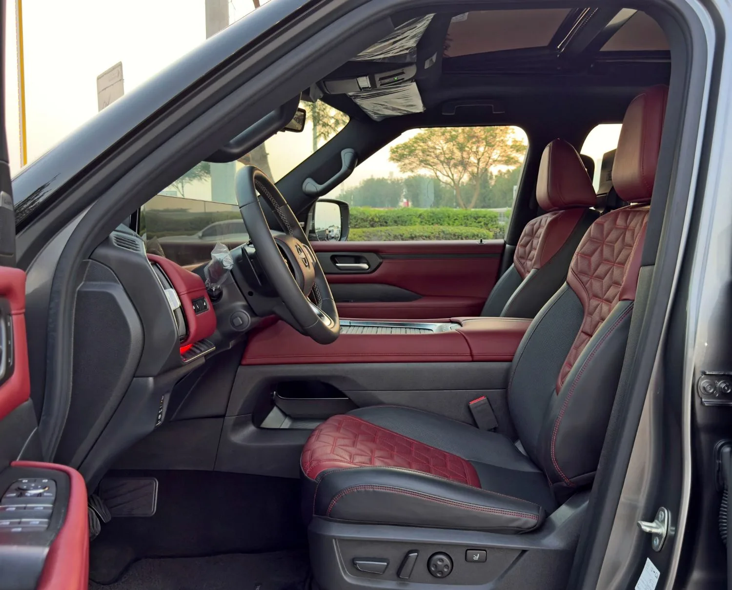 2025 Nissan Patrol Se Platinum City offered by a specialist dealer in Dubai, United Arab Emirates, photo 9 of 13