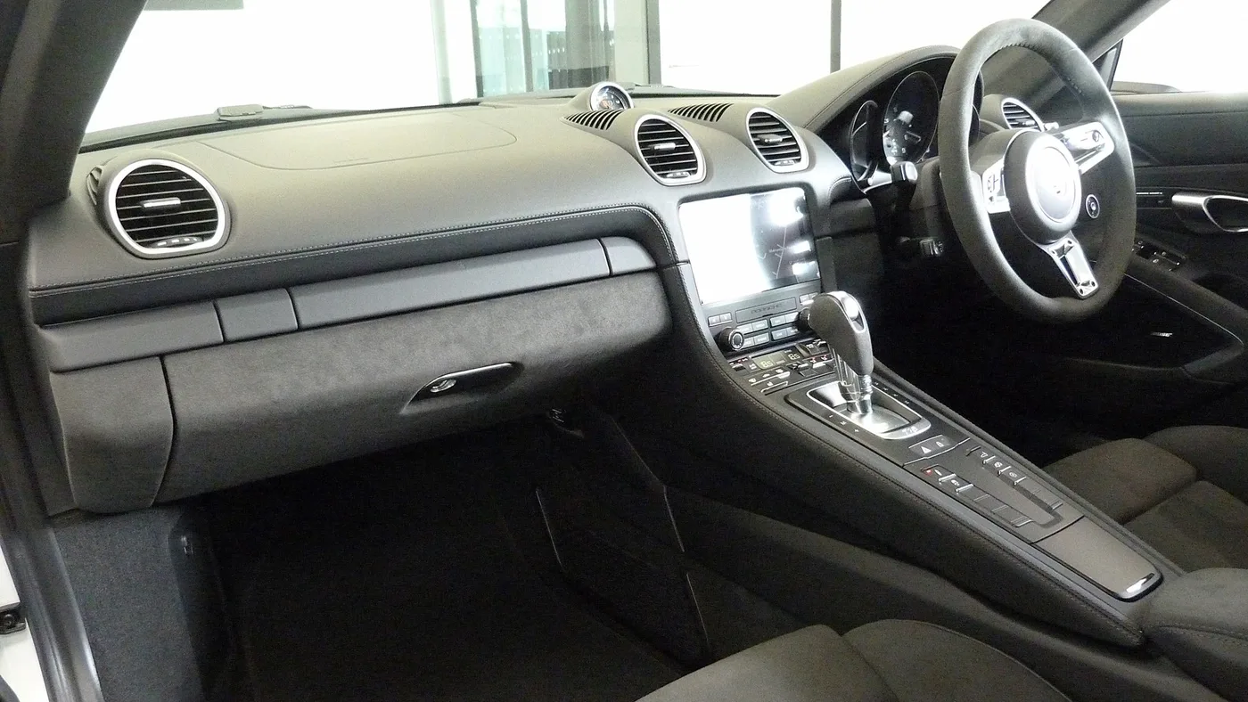 2025 Porsche 718 Cayman GTS 4.0 proposée par un groupe de concessions agréées à Cheltenham, Royaume-Uni, photo 3 sur 25