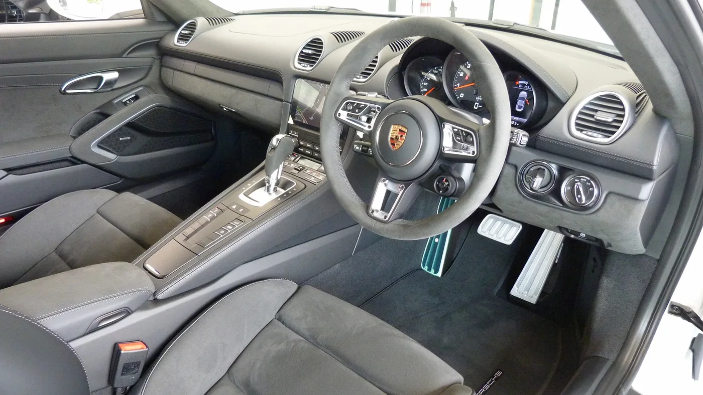 2025 Porsche 718 Cayman GTS 4.0 proposée par un groupe de concessions agréées à Cheltenham, Royaume-Uni, photo 15 sur 25